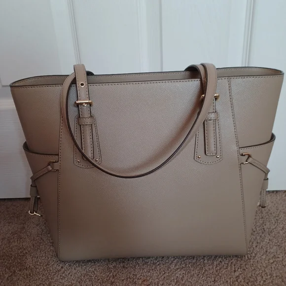 🤩👜Michael Kors EW Voyager Tote👜🤩 - Picture 2 of 16